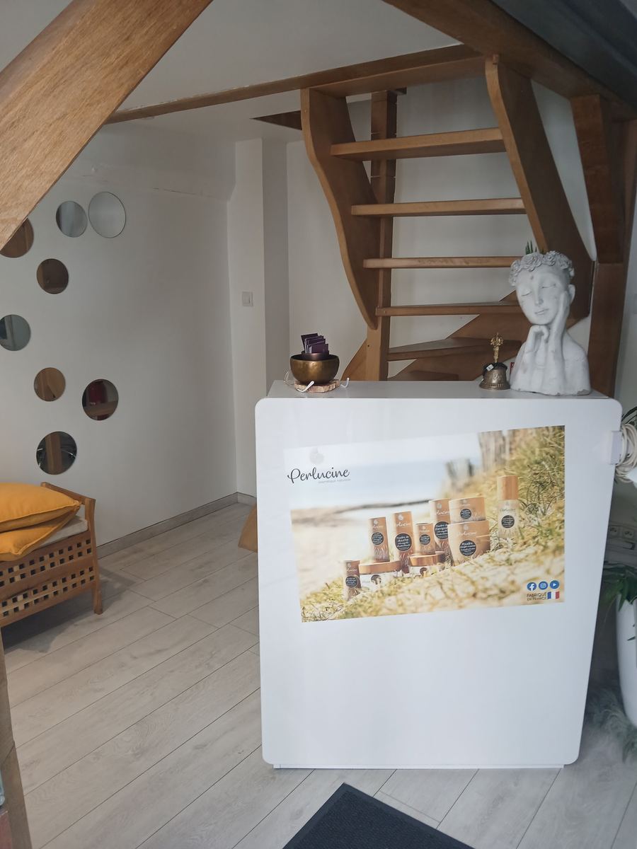 L’accueil de l’Institut Virginie et son escalier en bois