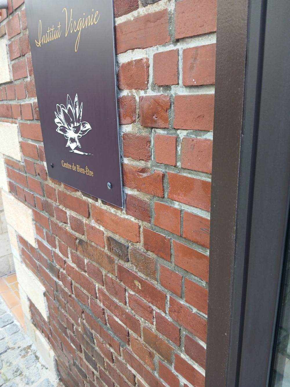 L’enseigne Institut Virginie, Centre de Bien-Être, sur la façade en brique